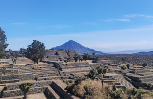 Cantona, Puebla: La Ciudad de los 27 Juegos de Pelota que Detuvo al Imperio Cantona: Vista de la Acrópolis y sus $27$ Juegos de Pelota. La zona arqueológica más grande de Puebla y rival de Teotihuacan.