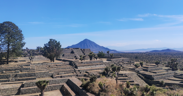 Cantona: Vista de la Acrópolis y sus $27$ Juegos de Pelota. La zona arqueológica más grande de Puebla y rival de Teotihuacan.
