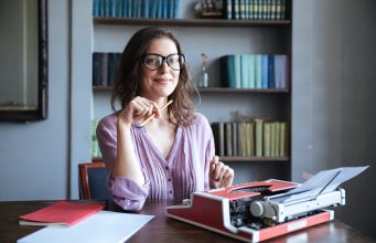 La Comunicación en la Era de la IA: Cinco Pilares que el Joven Debe Estudiar para no ser un «Periodista Viejo»