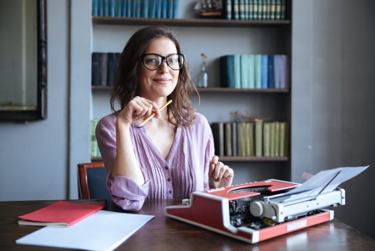 La Comunicación en la Era de la IA: Cinco Pilares que el Joven Debe Estudiar para no ser un «Periodista Viejo»