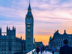 Londres Bleisure: Guía de alta gama para el ejecutivo moderno (2026). Brindis de lujo frente al Big Ben en Londres, guía bleisure para ejecutivos.