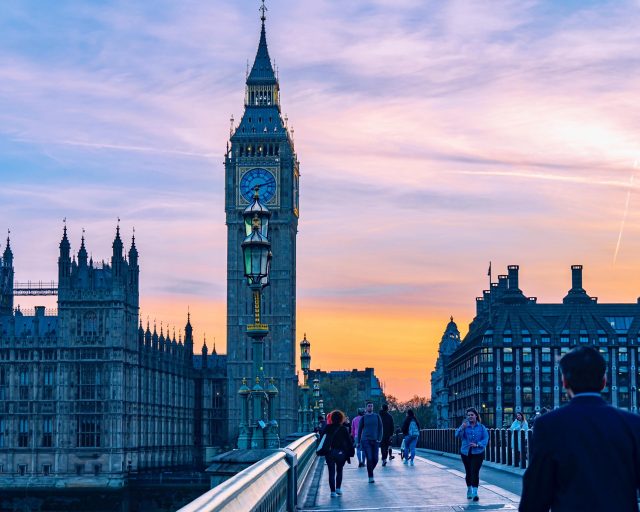 Brindis de lujo frente al Big Ben en Londres, guía bleisure para ejecutivos.